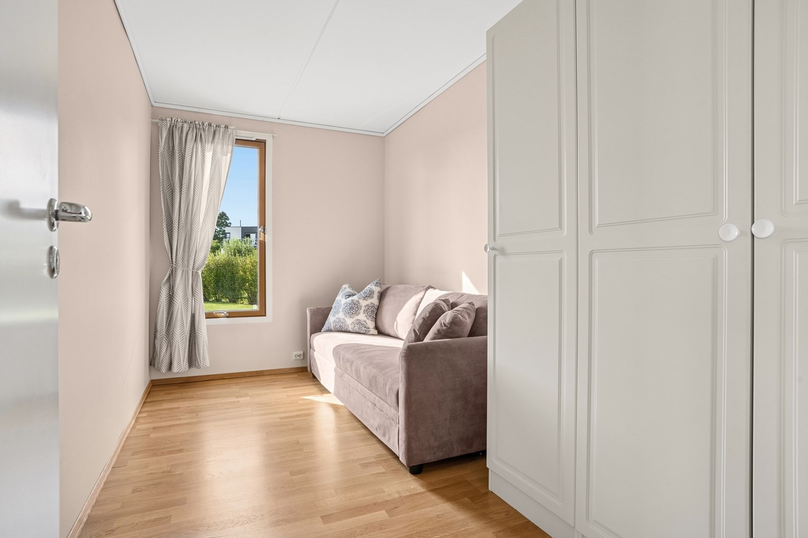 Soverommene er holdt i lyse og tidløse fargenyanser og har godt med naturlig lys, noe som skaper en behagelig atmosfære. Galleribilde