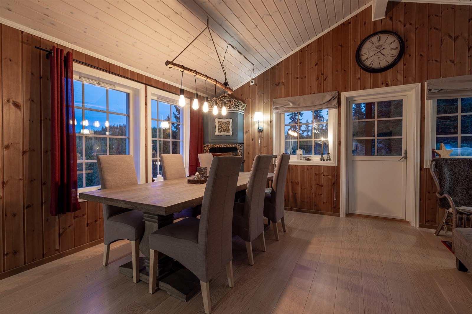 Utgang til sørvest-vendt terrasse som følger solbanen Galleribilde