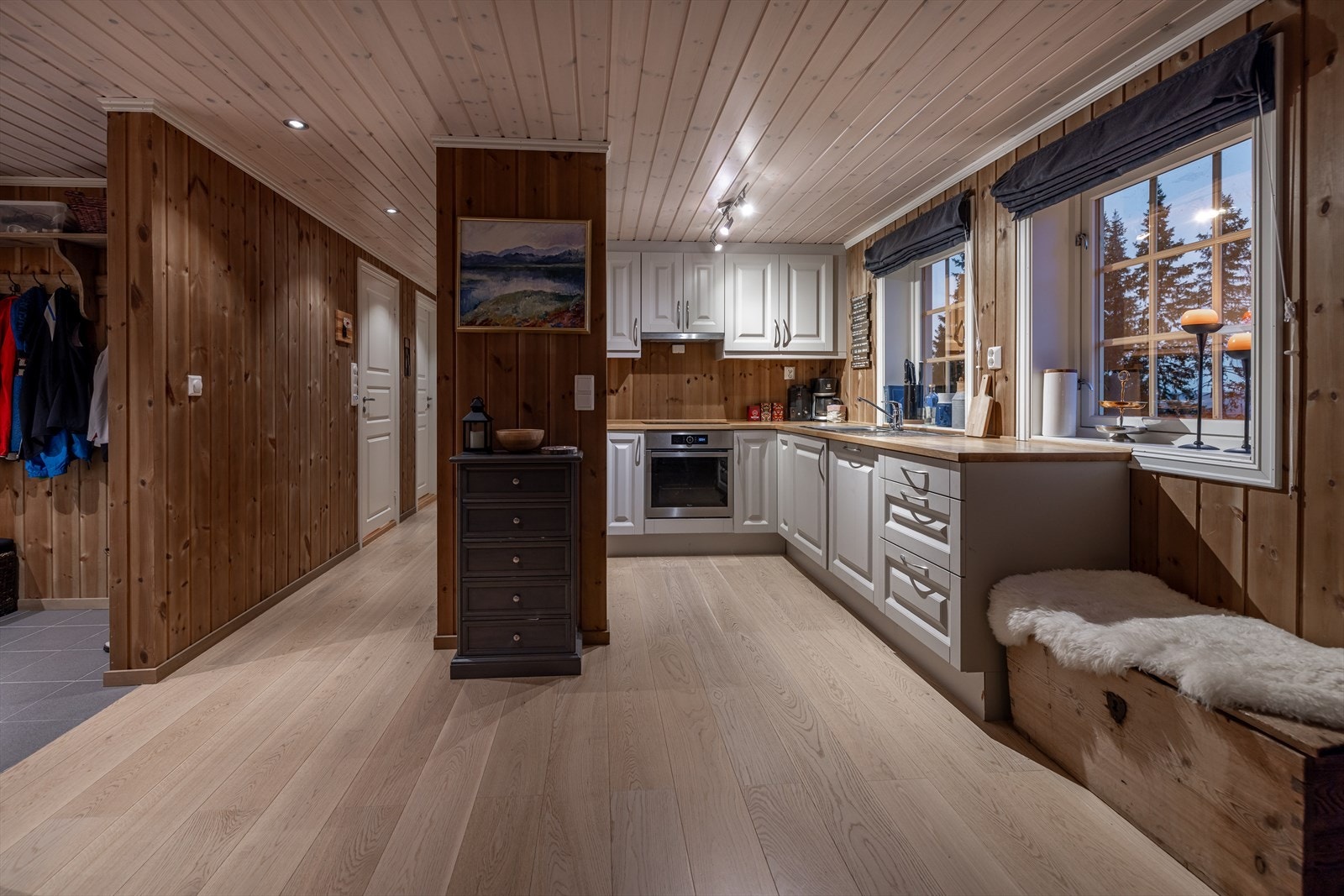 Praktisk planløsning. Hyggelig kjøkkenkrok Galleribilde