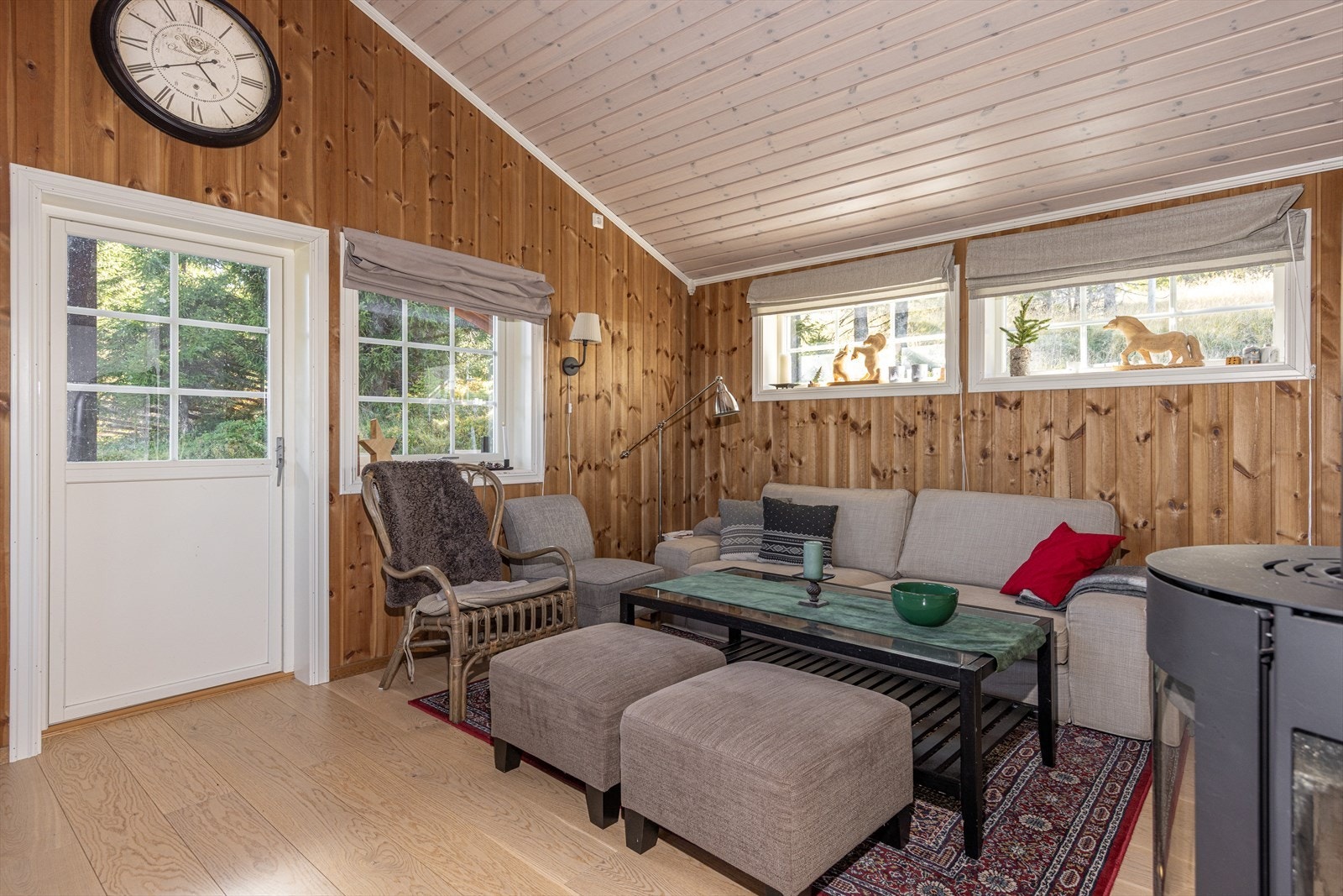 Rausta himling gir en nydelig romfølelse. God plass til stor sofagruppe Galleribilde