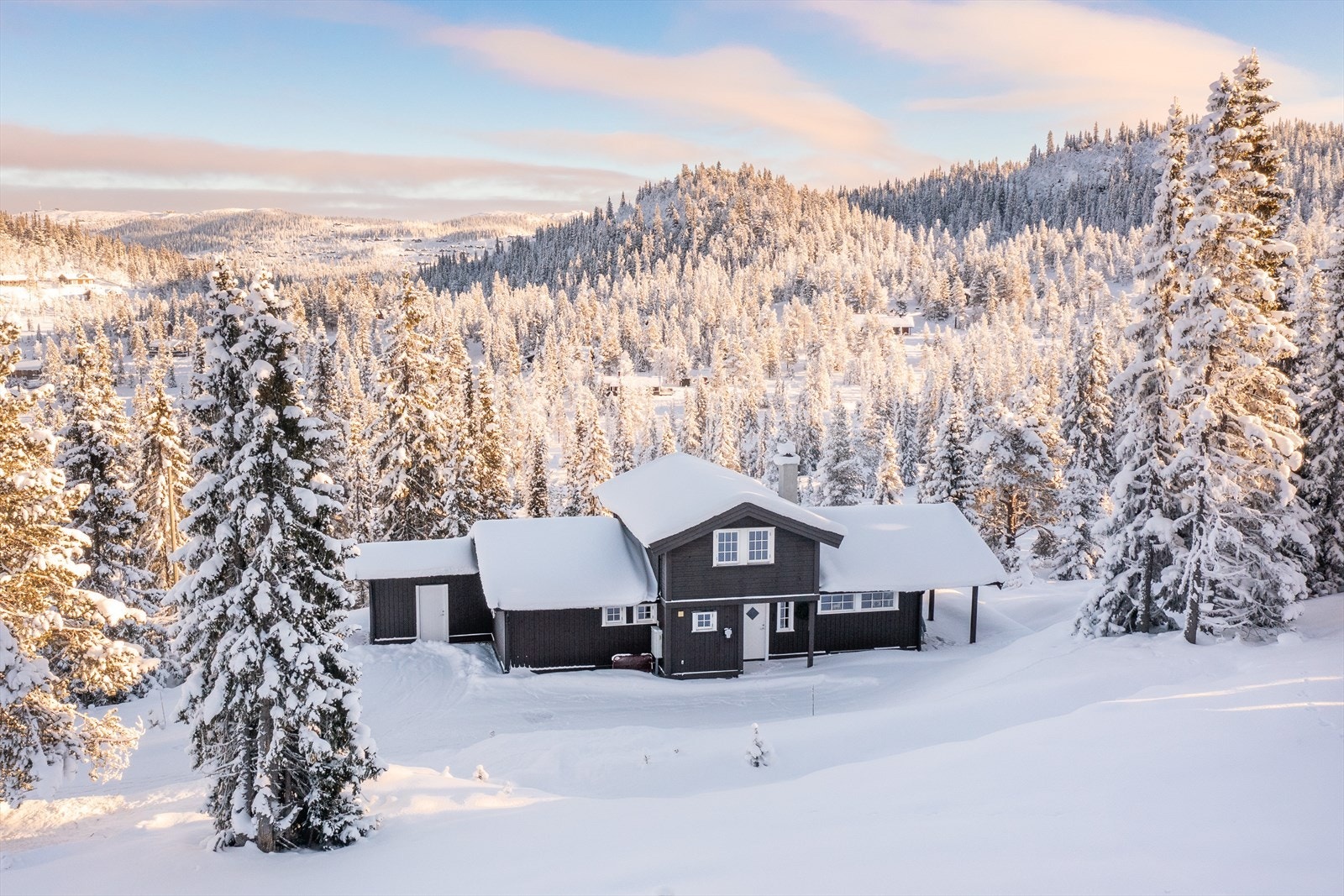 Velkommen til Karihøde 15 - Flott oppstue hytte med 4 soverom, 2 bad, stor utvendig bod. Stille og fritt langt inn i feltet med tur og skiterreng rett utenfor terrassen Galleribilde