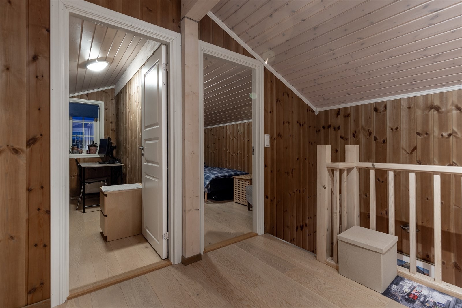 Perfekt familiehytte med romlig sone på oppstuen til barna. 2 soverom og eget lekerom/TV-stue Galleribilde