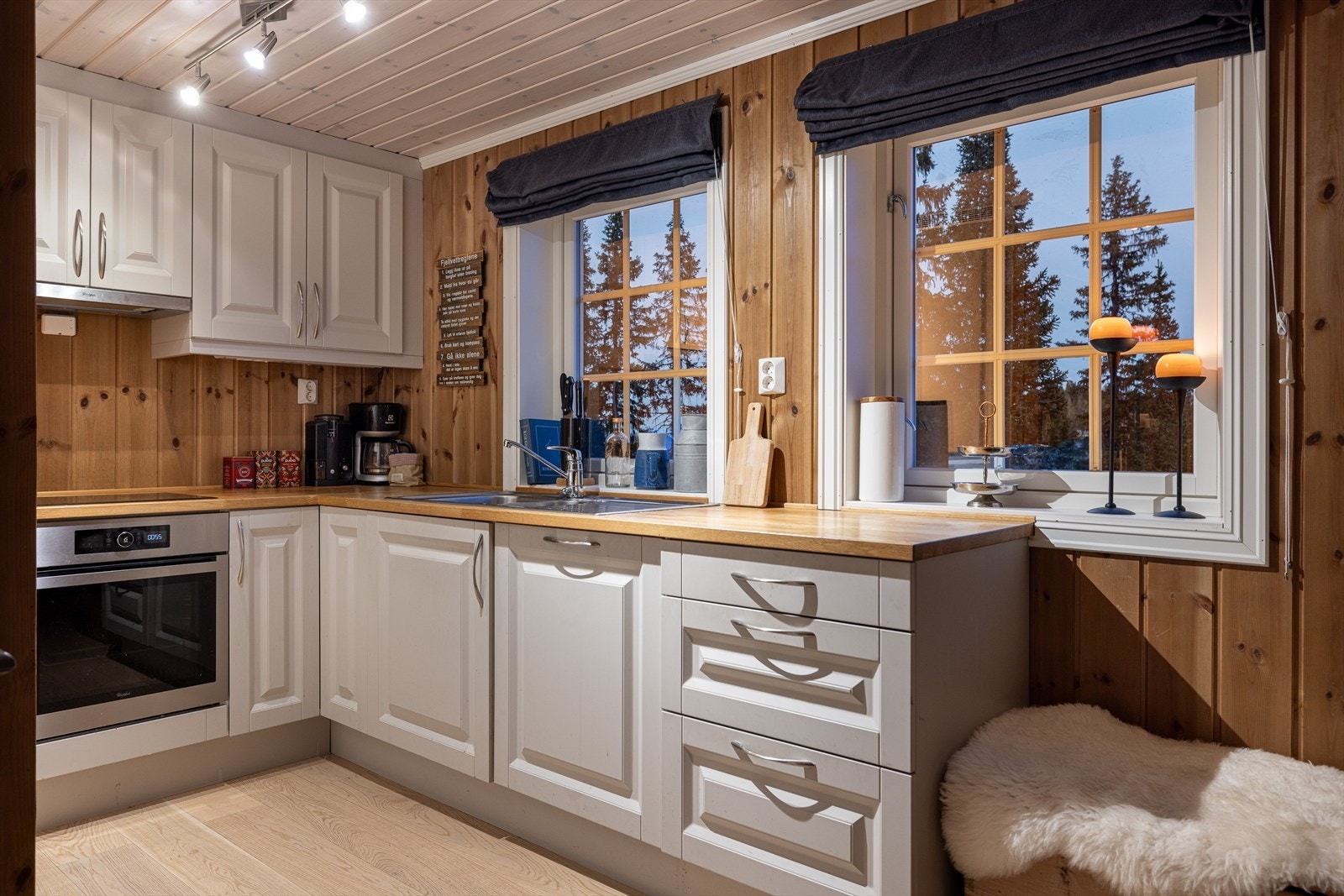 Flott og usjenert utsikt fra kjøkkenet Galleribilde