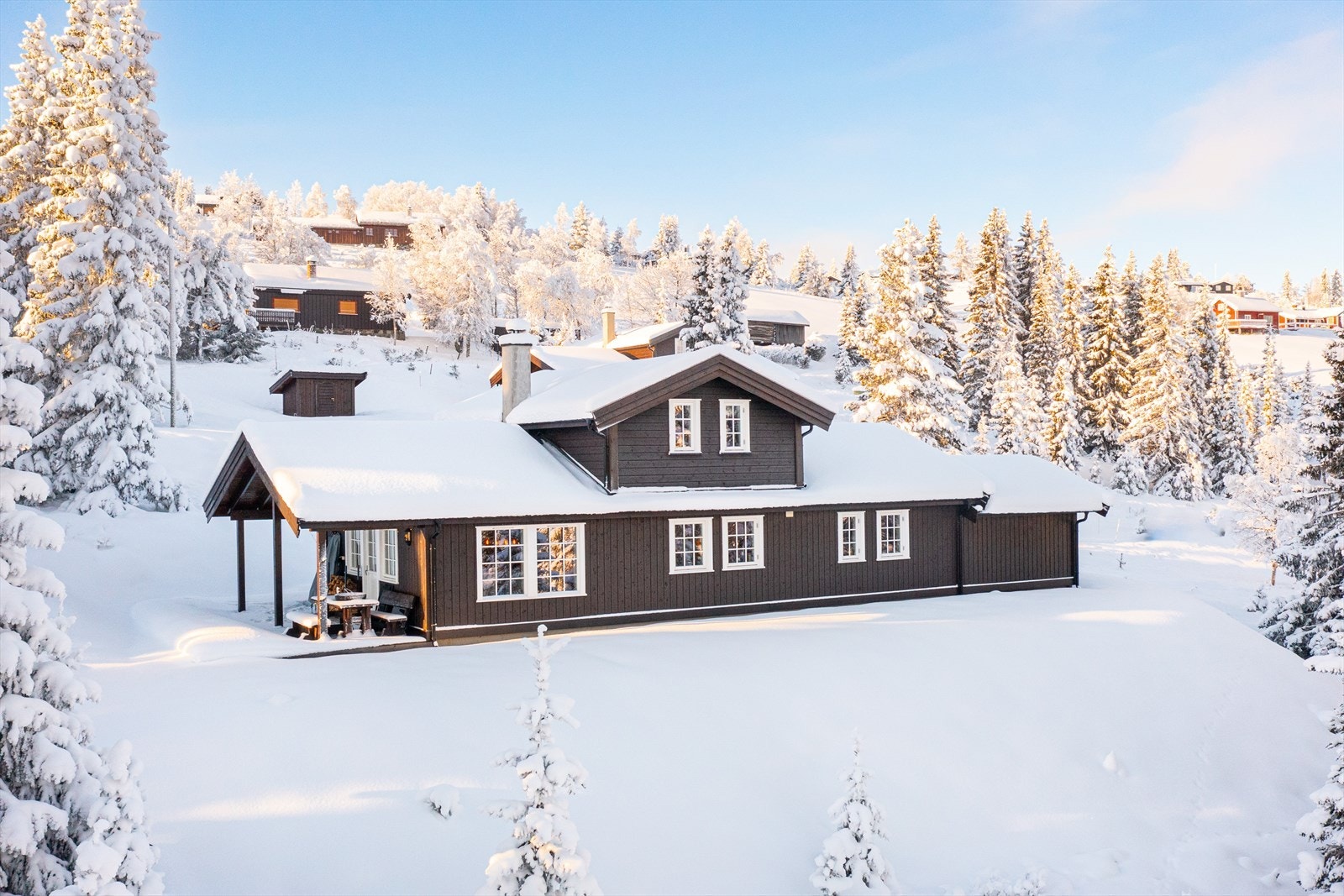 Vindusfasade som gir god kontakt med omgivelsene Galleribilde