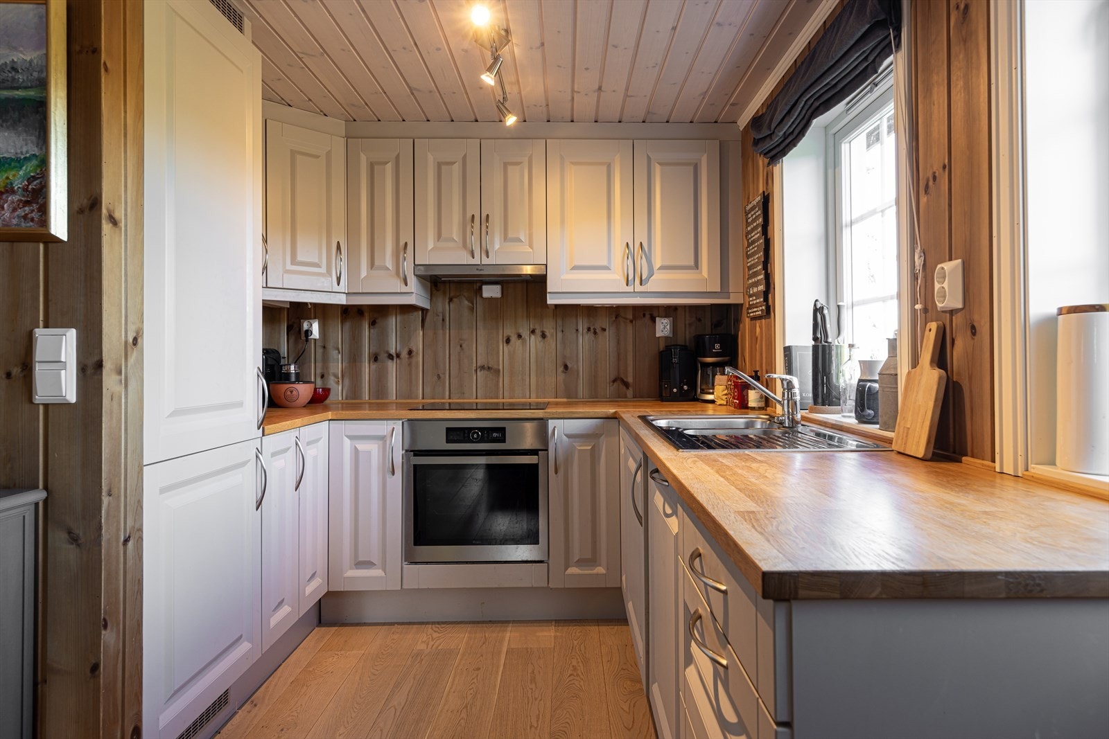 Pent kjøkken med tilstrekkelig med skap- og benkeplass Galleribilde