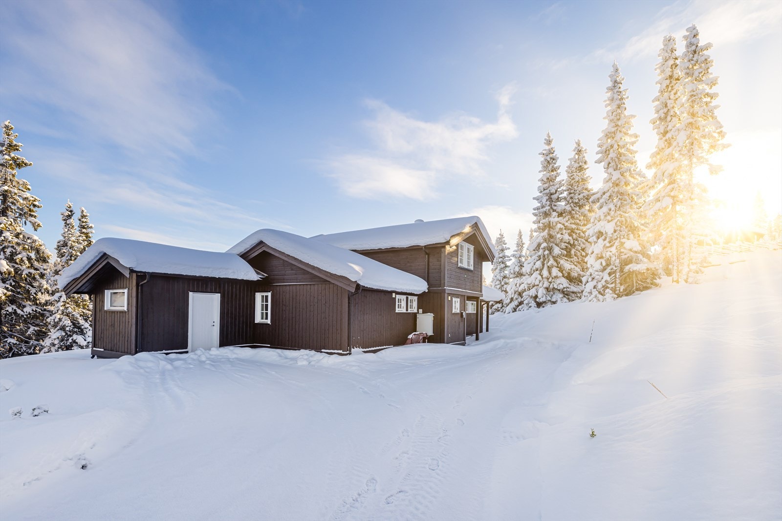 Generøs gårdsplass med plass til flere bilder. Svært praktisk utvendig bod Galleribilde