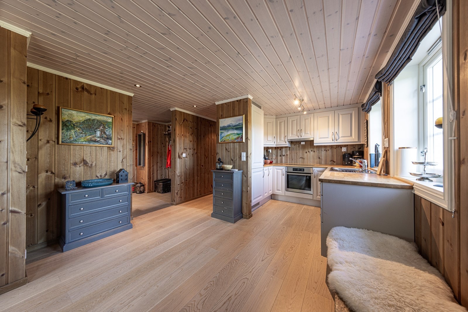 Hytta har en praktisk og lufting planløsning. Generelt god standard på materialer og utstyr Galleribilde