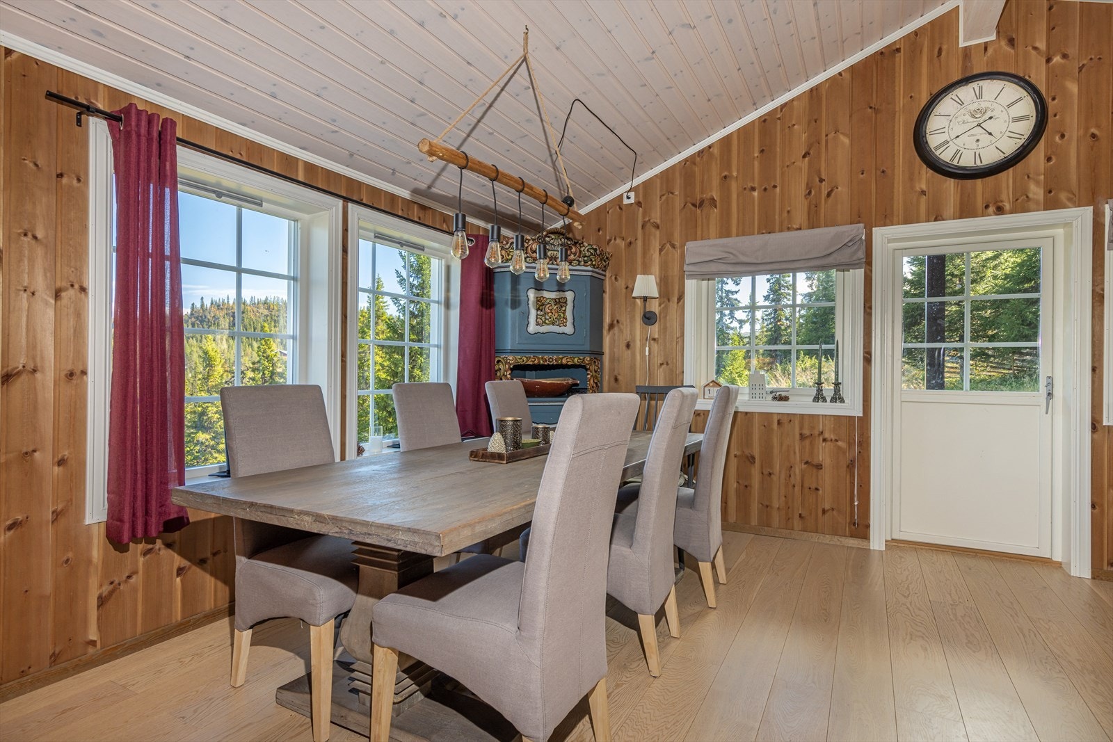 Spisestue med plass til lang spisebord. Her kan du samle venner og familie til hyggelige sammenkomster Galleribilde