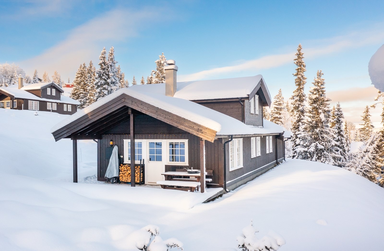 Romslig hytte med en pent opparbeidet tomt. Terrassen strekker seg fra øst til vest for å få utnyttet solforholdene optimalt Galleribilde