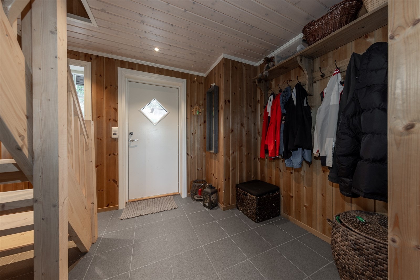 Velkommen inn. Romslig entré med varmekabler Galleribilde