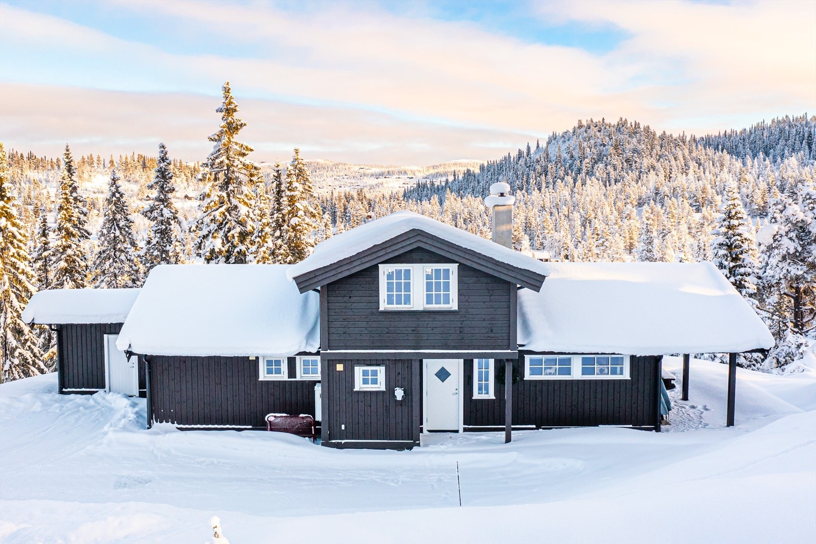 Hytta har en riktig planløsning med flere sosiale soner og en egen oppstue man kan trekke seg tilbake Galleribilde