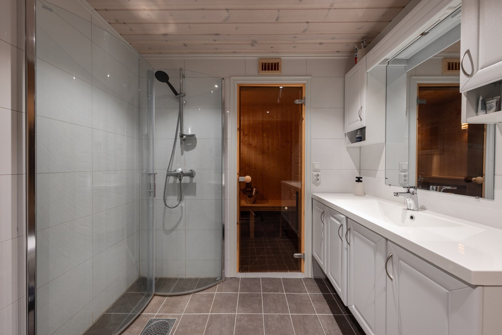 Pent flislagt bad med badstu Galleribilde