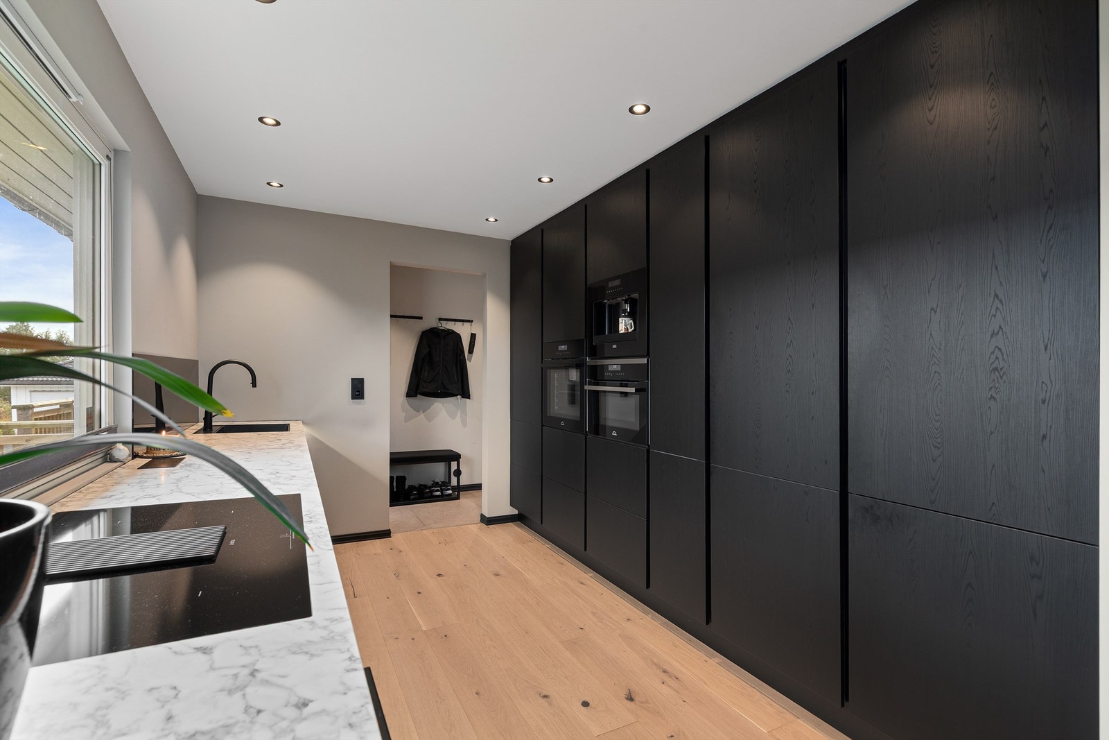 Nyere, delikat og velutstyrt kjøkken Galleribilde