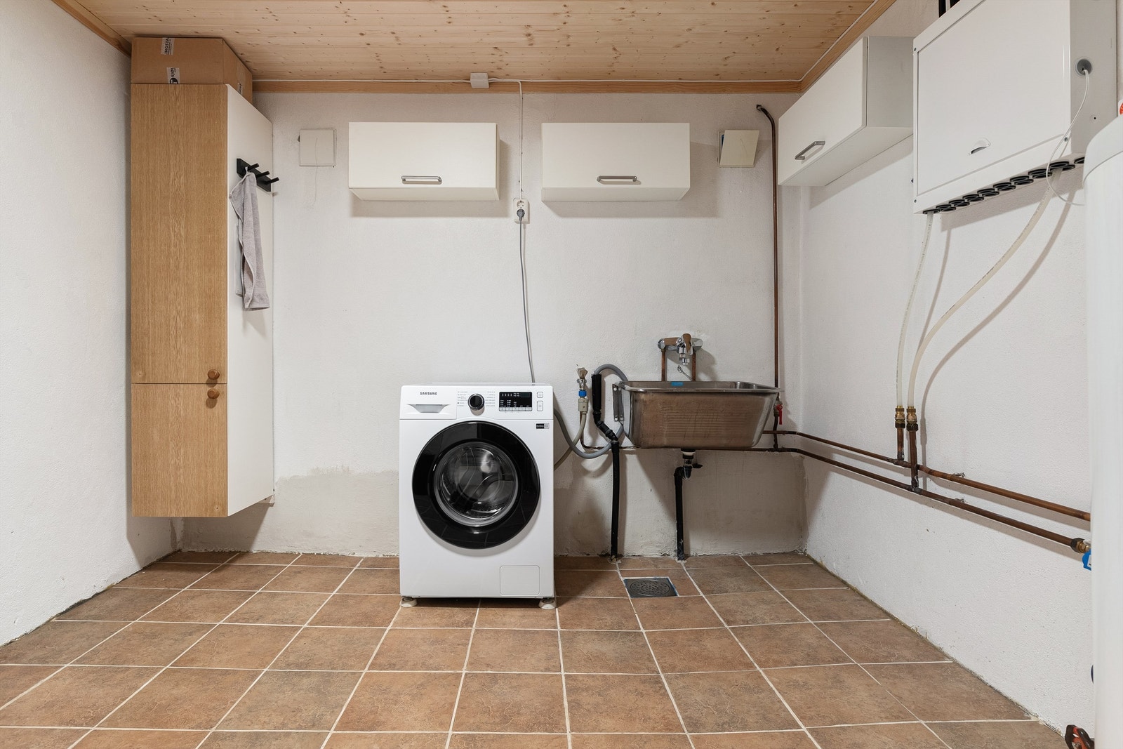 Separat vaskerom i kjelleren med opplegg for vaskemaskin og tørketrommel Galleribilde