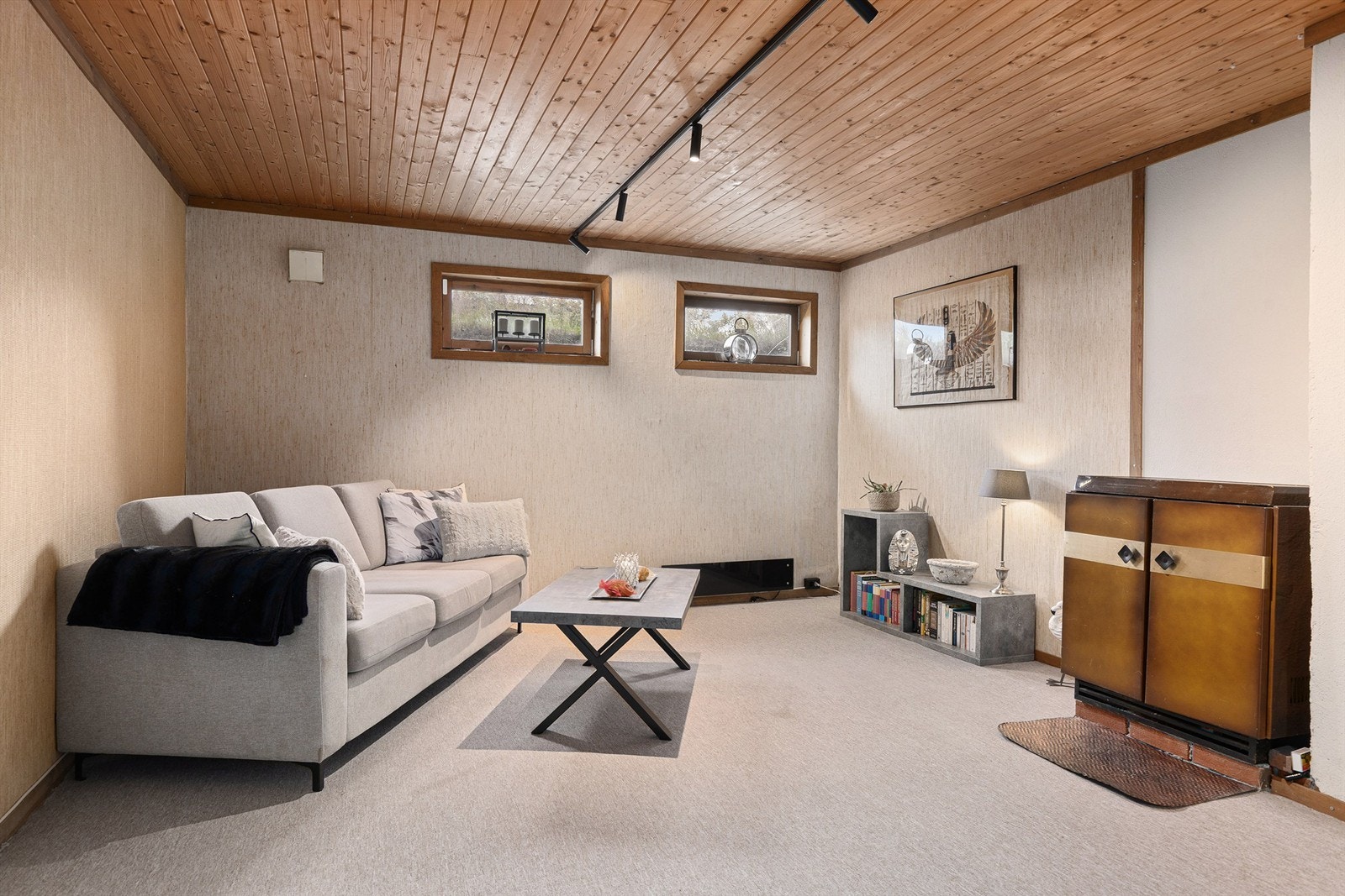 Kjellerstue med god plass til sofaløsning med mer. Rommet opprinelig byggemeldt som bod og er derfor ikke godkjent for varig opphold Galleribilde