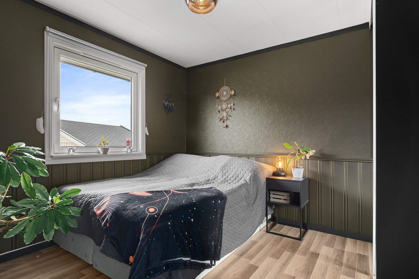 Soverom 2 med plass til dobbeltseng og garderobeskap også her Galleribilde