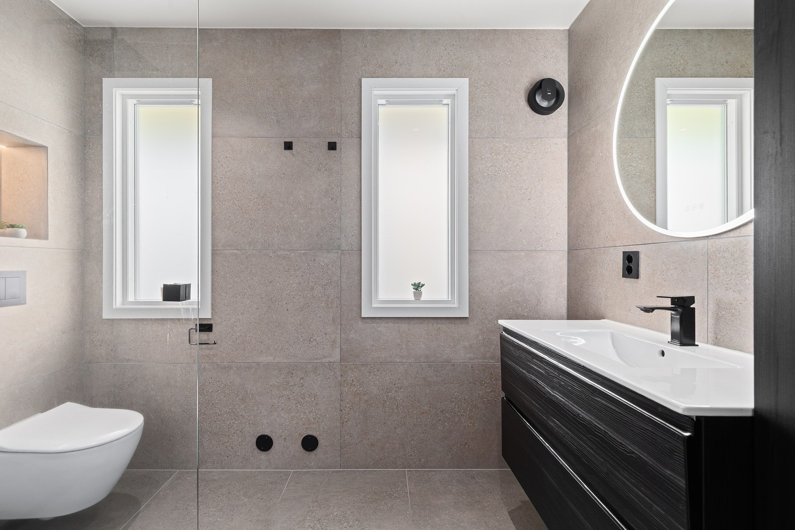 Nyere og lekkert flislagt bad med gulvvarme Galleribilde