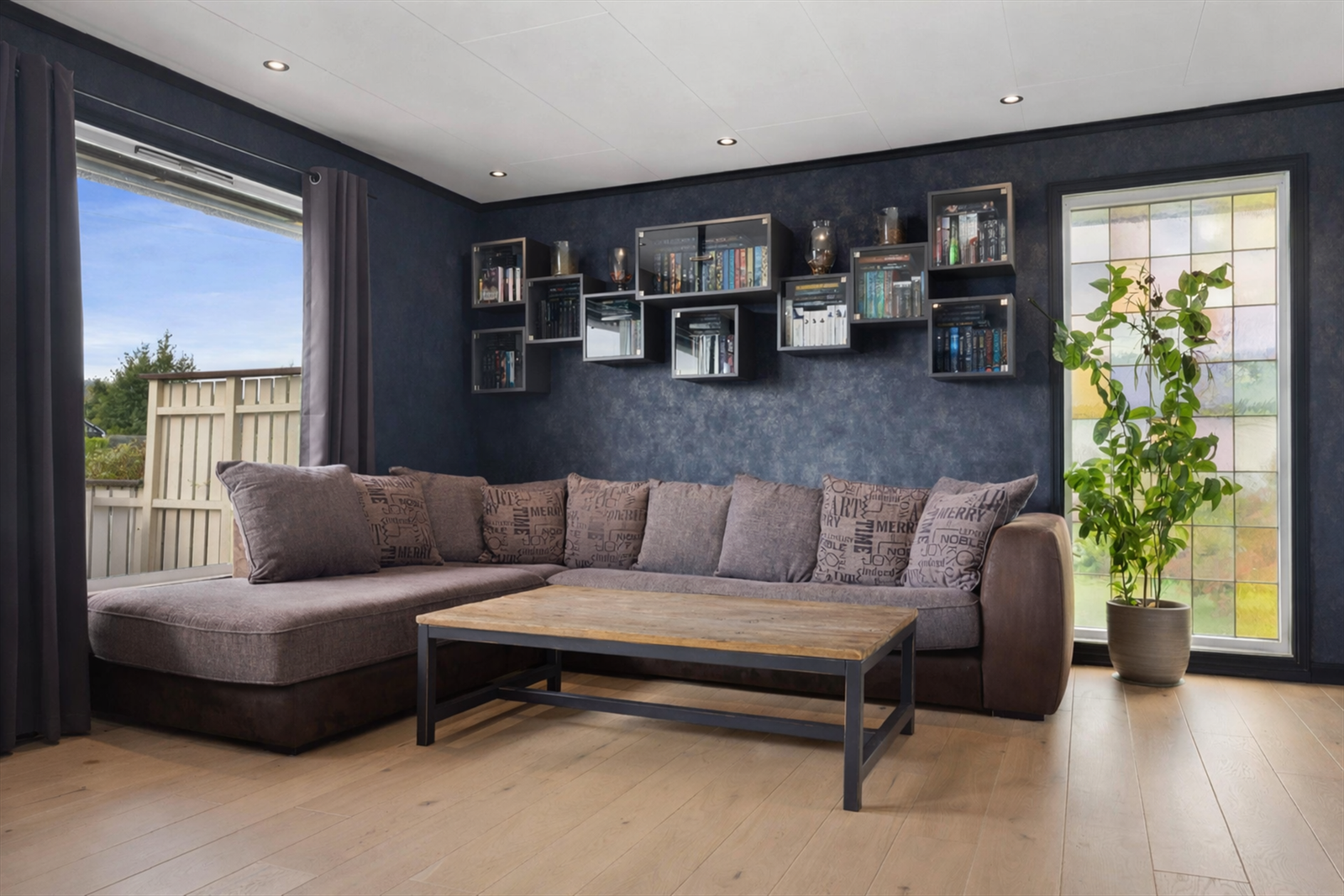 God plass til sofaløsning med tilhørende møblementer. Redigert i chatgpt Galleribilde