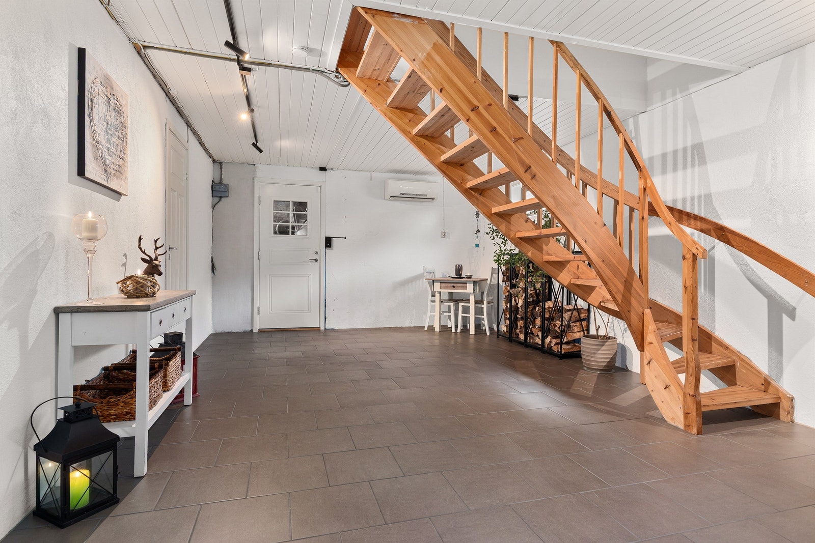 Romslig flislagt trappegang med gulvvarme og egen inngangsdør. Ikke godkjent for varig opphold Galleribilde