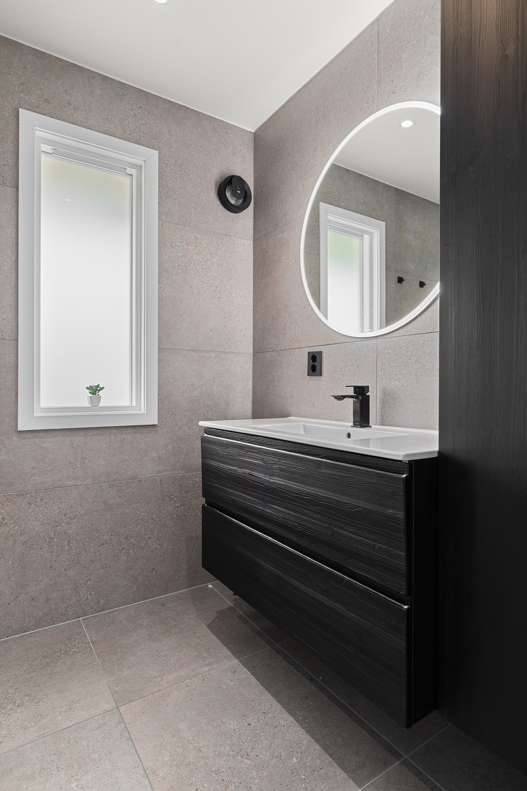 Pent vegghengt servantskap med speil med integrert belysning Galleribilde