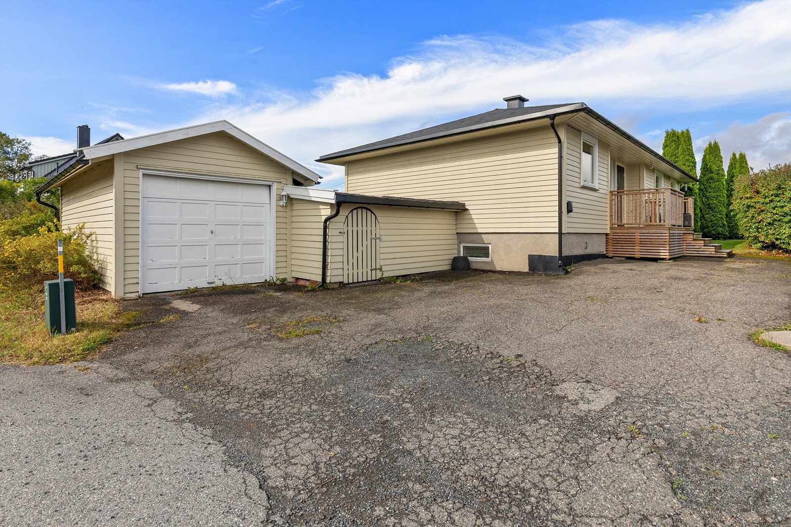 Gårdsplassen er romslig og har garasje i tillegg til gode parkeringsmuligheter for flere biler utendørs Galleribilde