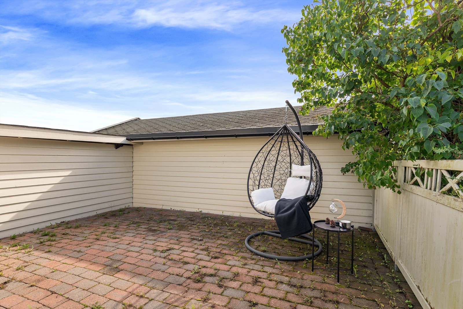 Uteplass mellom garasje og hus Galleribilde