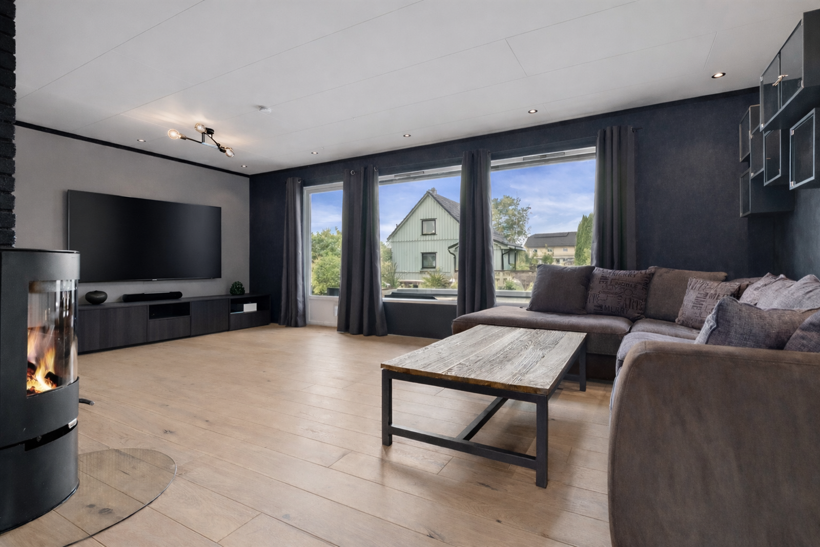 Romslig stue med utgang til solrik terrasse. Redigert i chatgpt Galleribilde