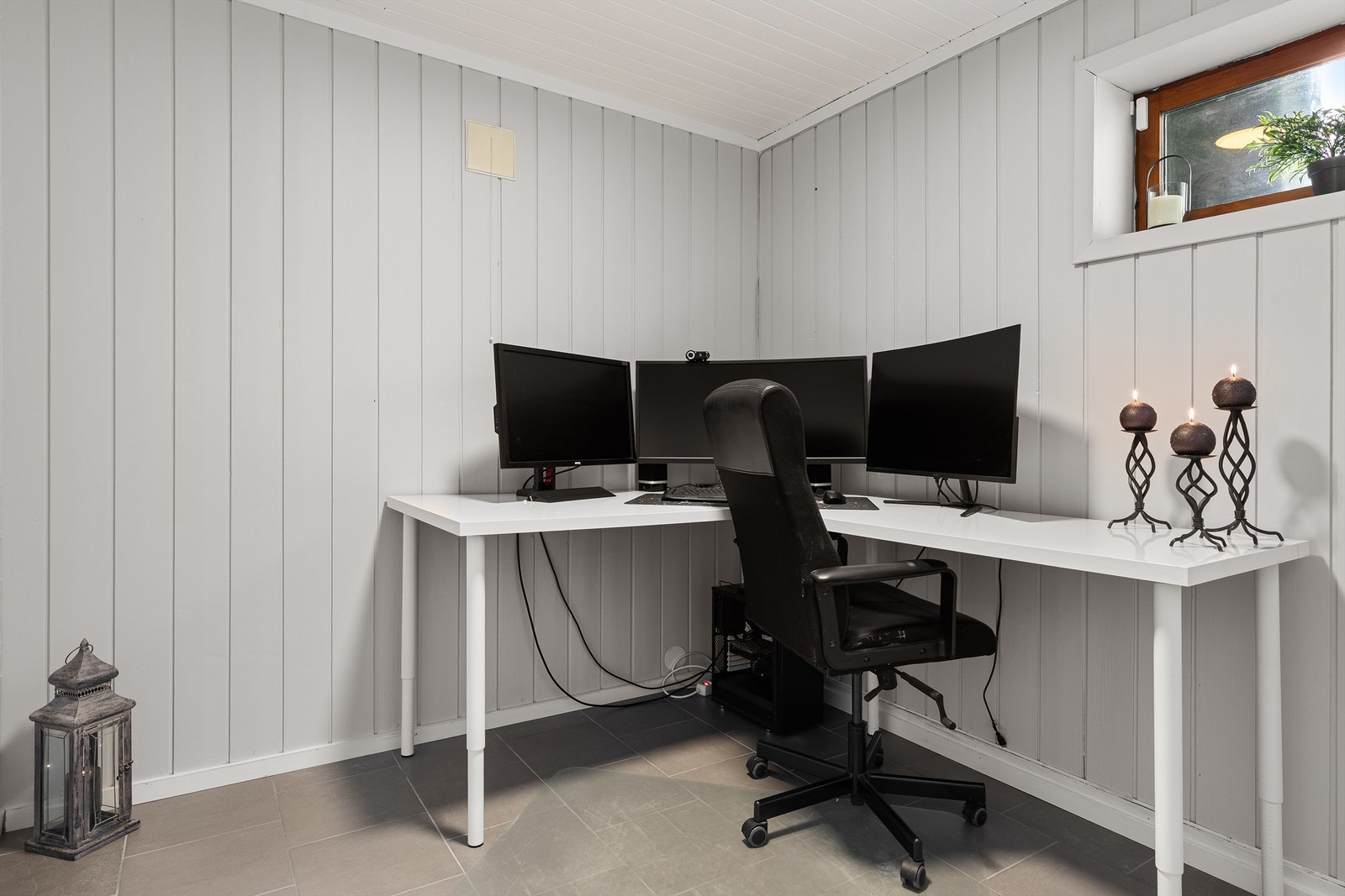 Kontor i kjelleretasje med gulvvarme. Ikke godkjent for varig opphold Galleribilde