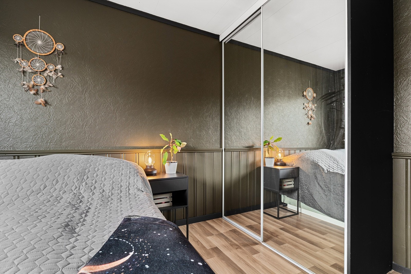 Skyvedørsgarderobe med speildører Galleribilde