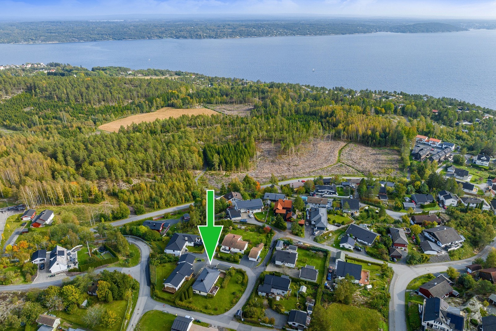 Boligen er beliggende i et barnevennlig og etablert boligområde på Filtvet Galleribilde