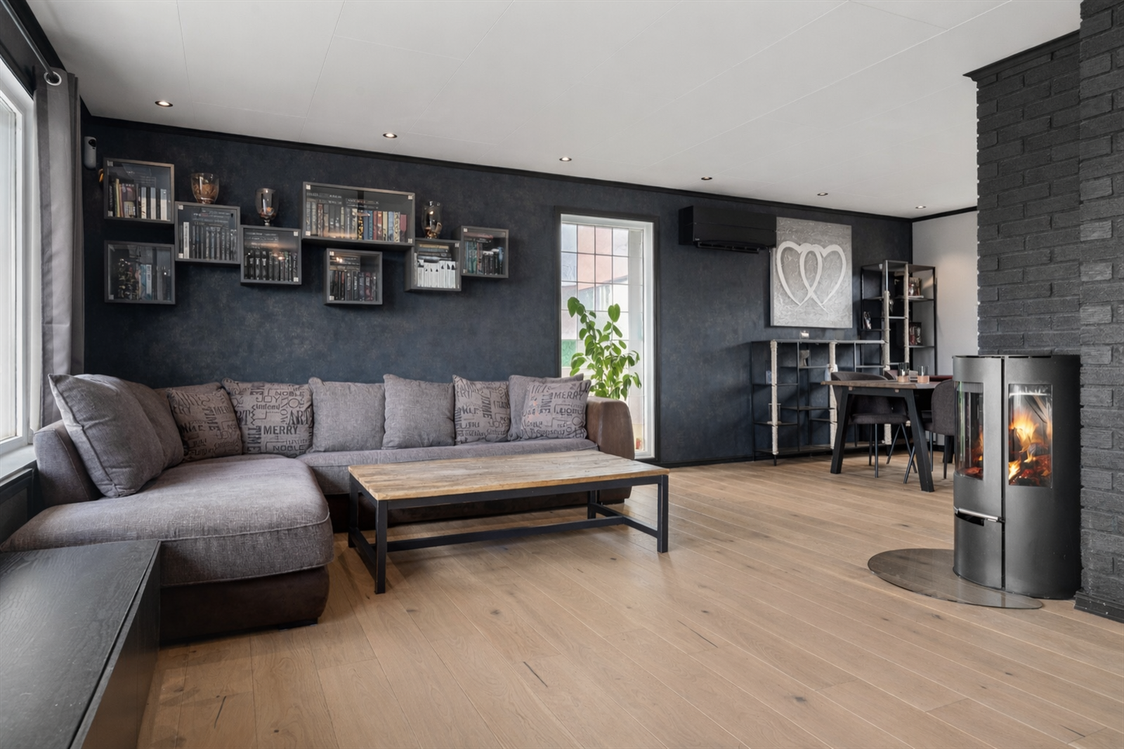 I stuen er det i tillegg til varmepumpe montert peisovn som gir fra seg godt med varme. Redigert i chatgpt Galleribilde