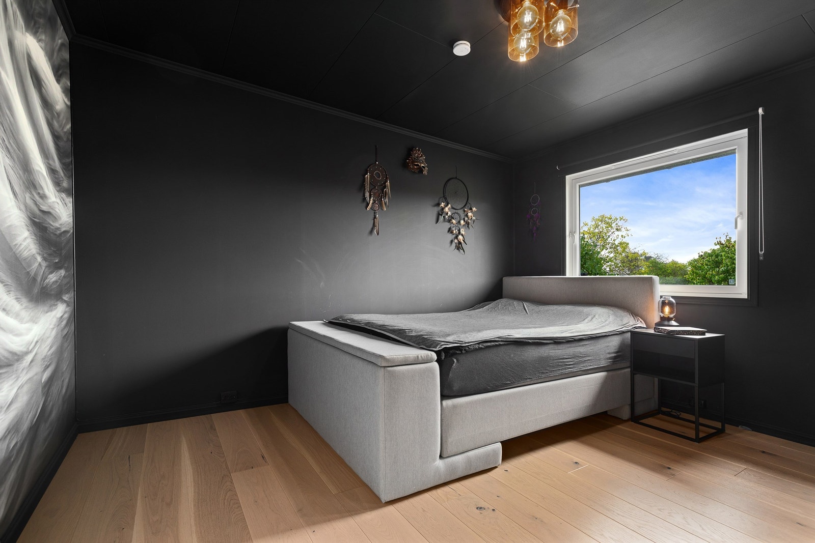 Soverom 1 av god størrelse med plass til dobbeltseng og garderobeløsning Galleribilde