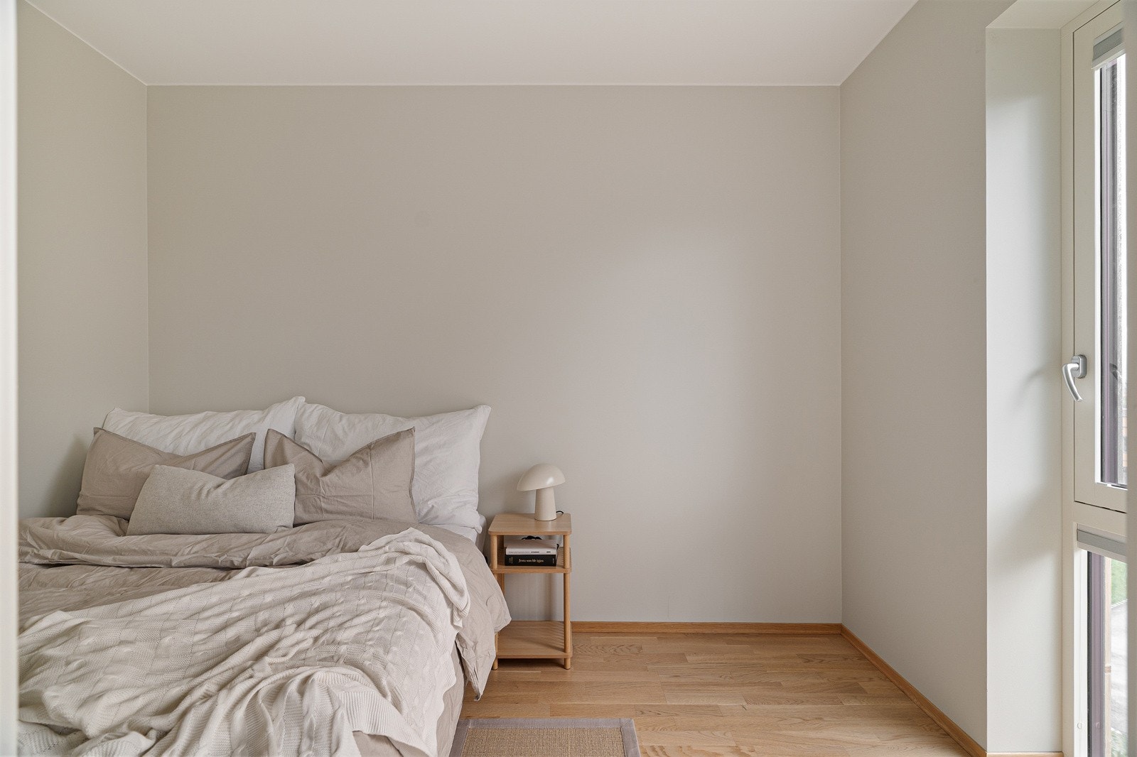 Soverommet er målt til 6,8 kvm, med parkett på gulv og lyse, slette overflater på vegg. Galleribilde