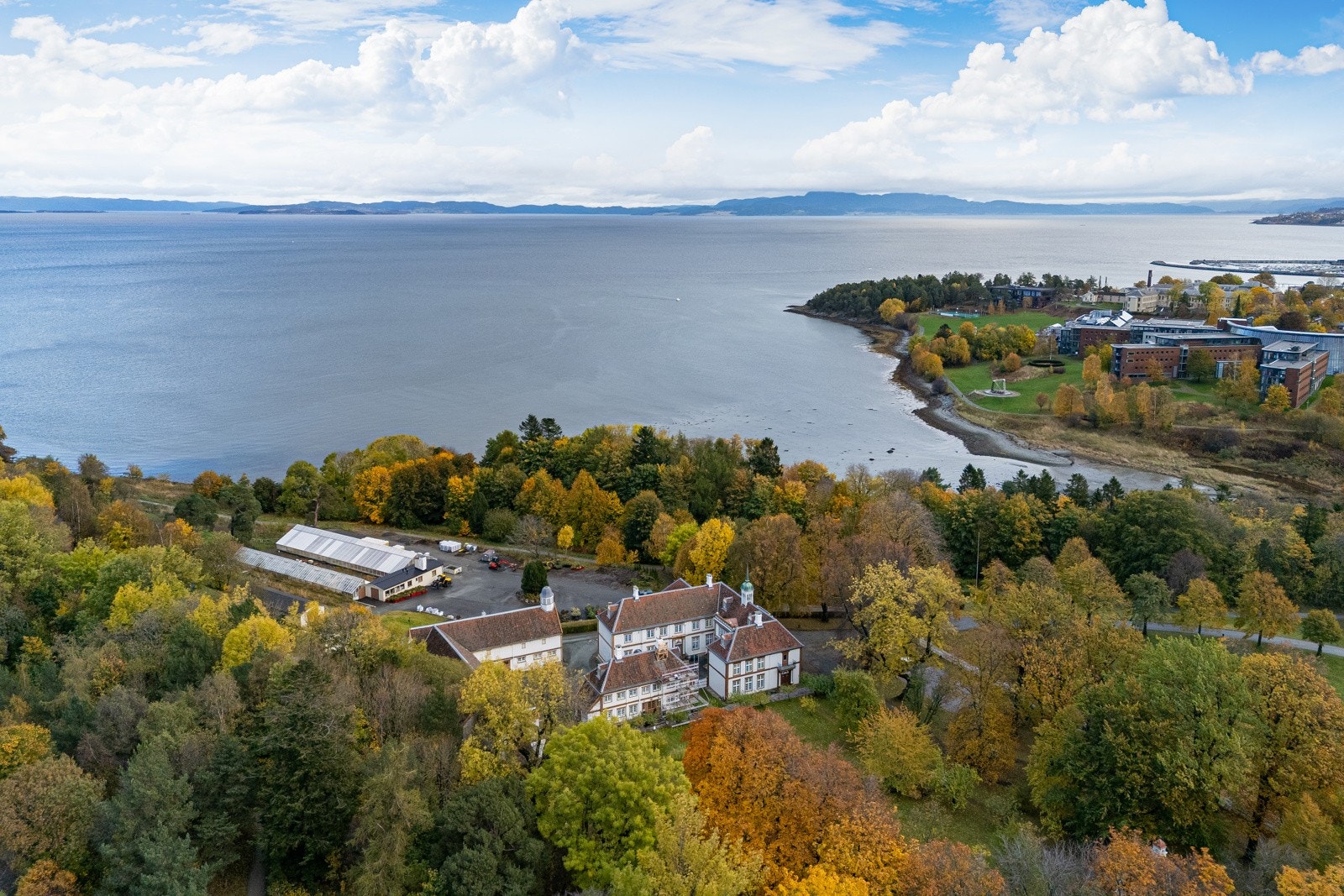 Fra leiligheten er det kort vei til fjorden, store grøntområder, et upåklagelig utvalg av butikker og servicefunksjoner, flere treningssentre, et godt kollektivtilbud og byens botaniske hage. Galleribilde
