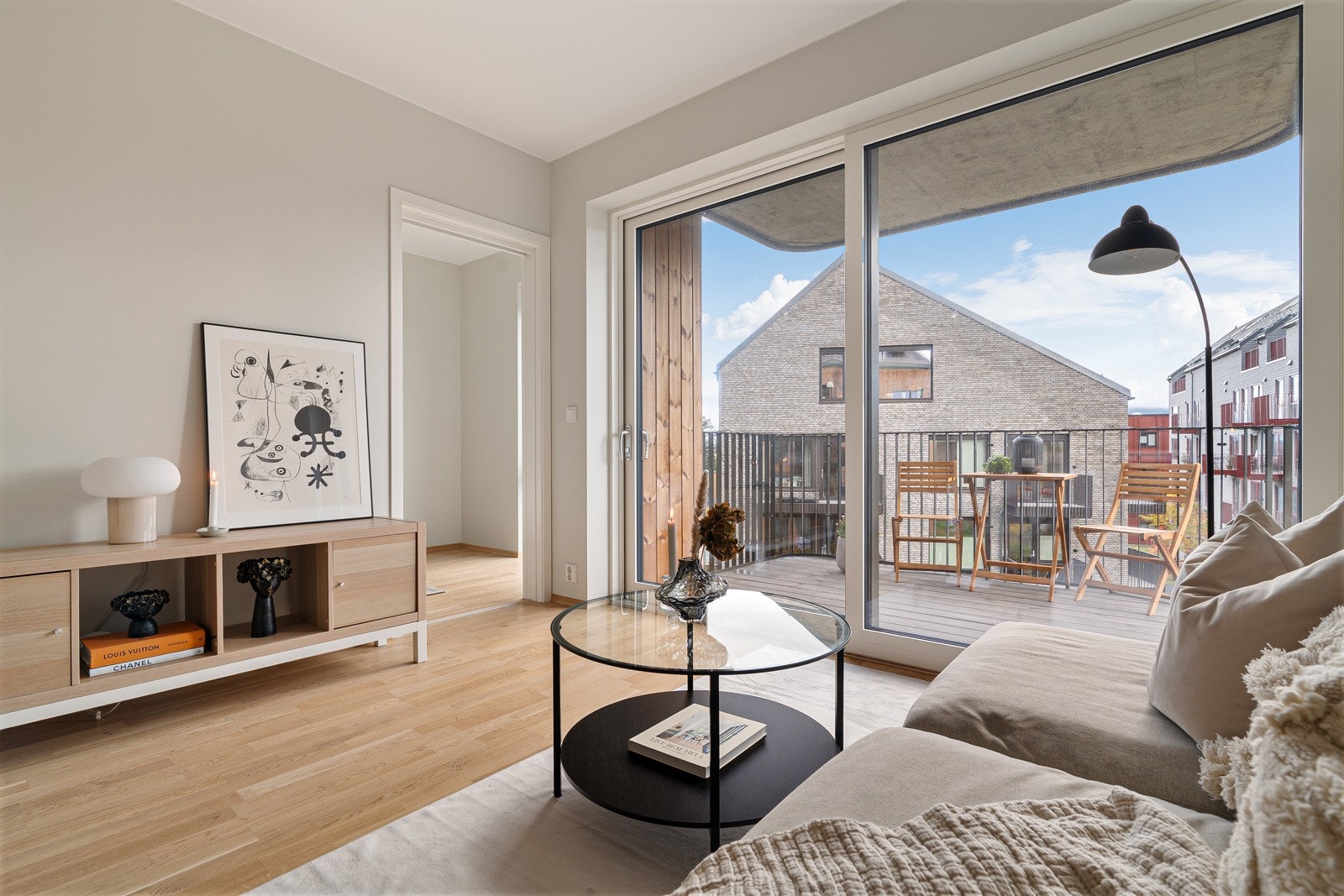 Fra stuen er det utgang til en romslig balkong, hvor finværsdagene kan nytes. Galleribilde