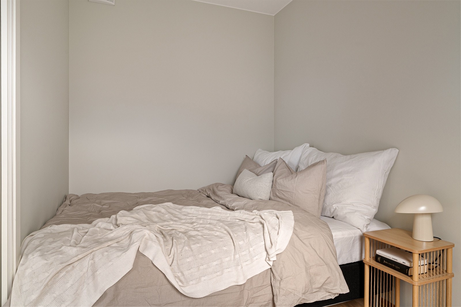 Her er det god plass til både seng og garderobeløsning. Galleribilde