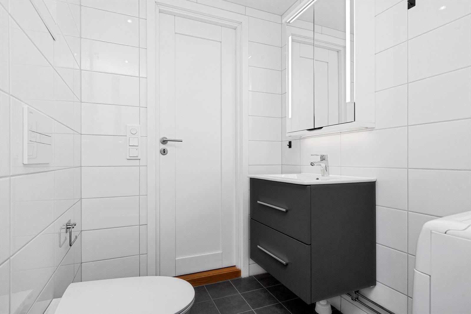 Flislagt bad med servant og overskap Galleribilde