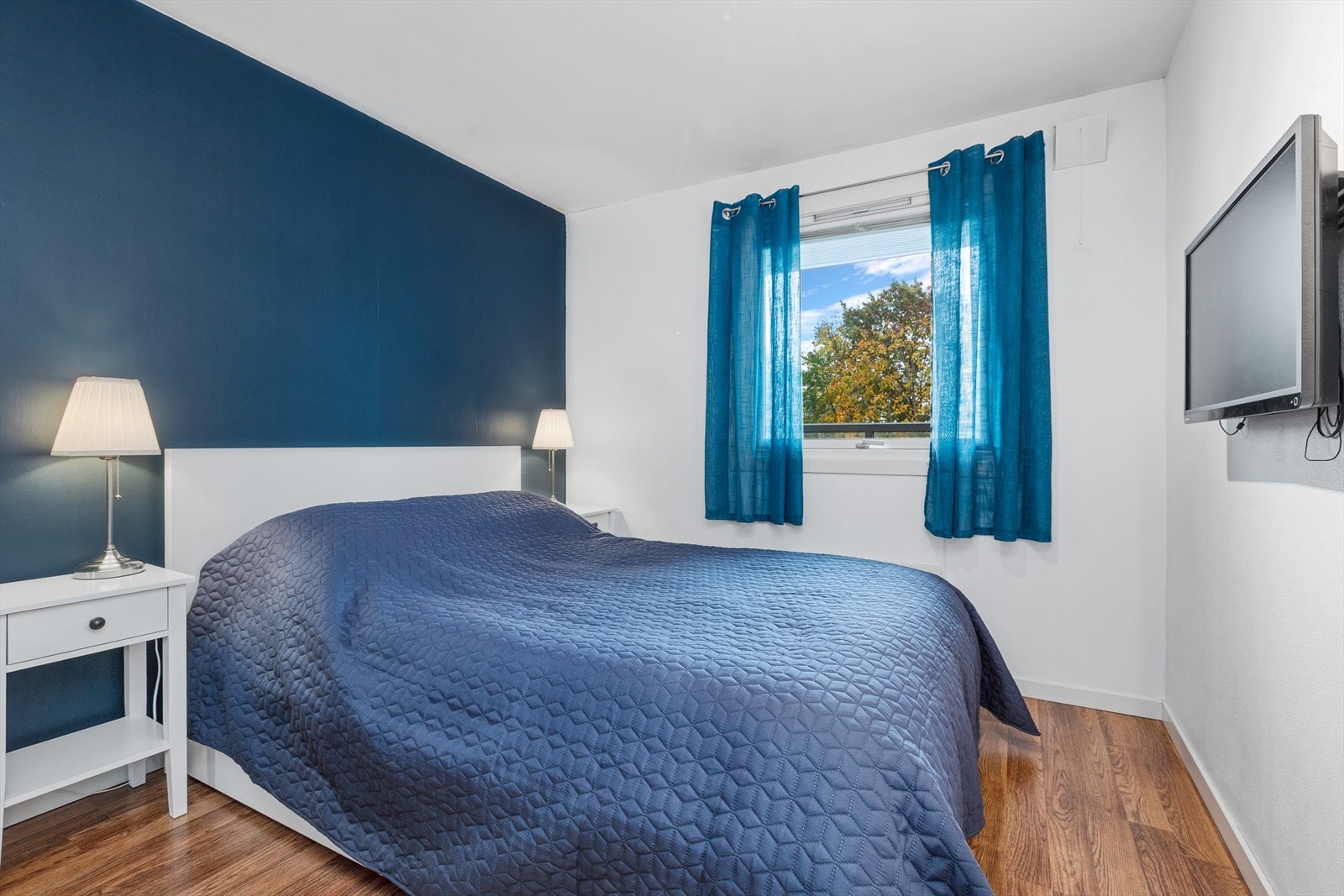 Soverom med plass til dobbel seng Galleribilde