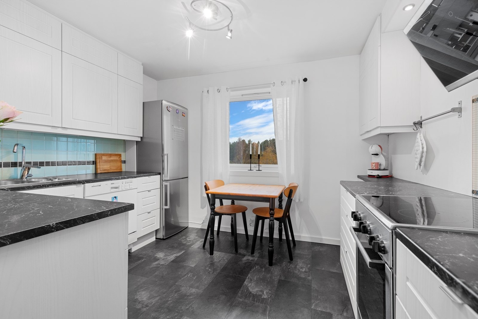 Lyst og trivelig kjøkken Galleribilde