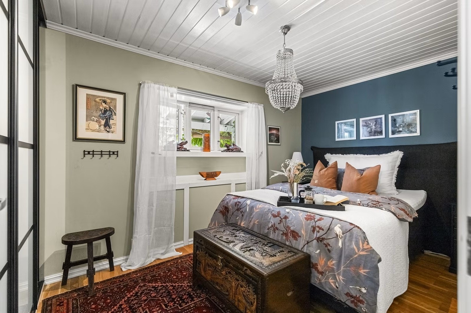 Soverom 1 med skyvedørsgarderobe Galleribilde