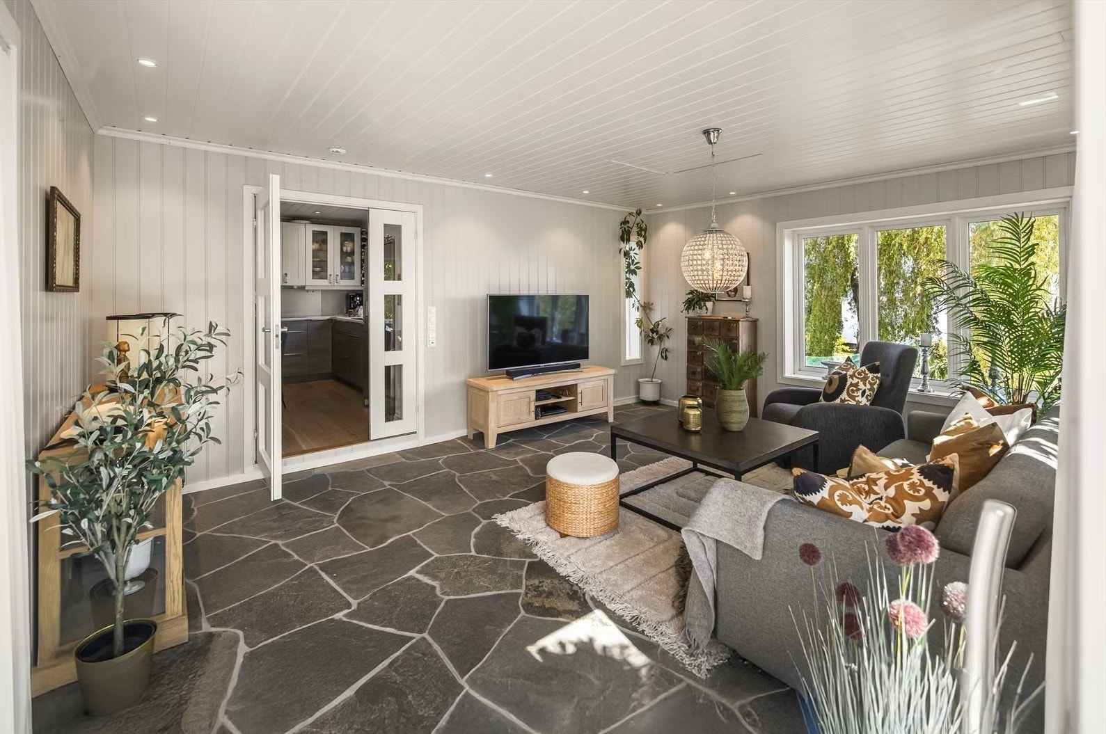 Lekker stue med store vinduer og downlights i taket Galleribilde