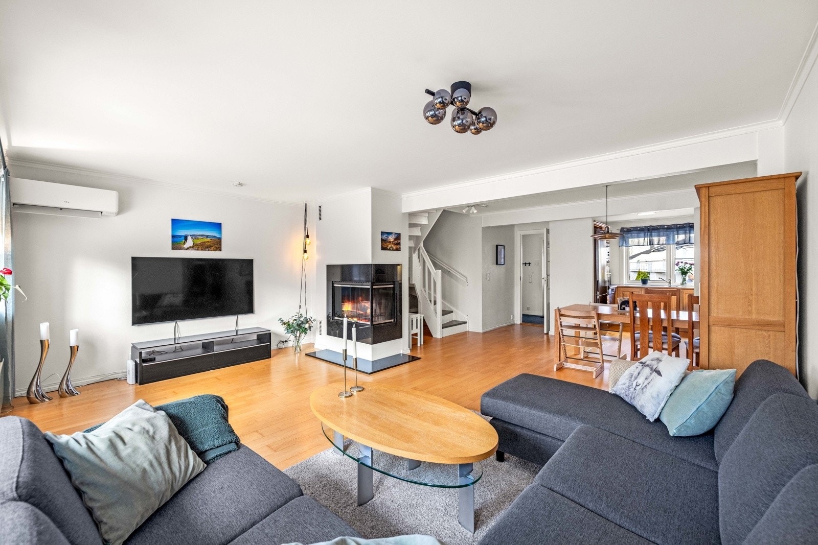 Gjennomgående allrom med stue og kjøkken i åpen løsning. Galleribilde