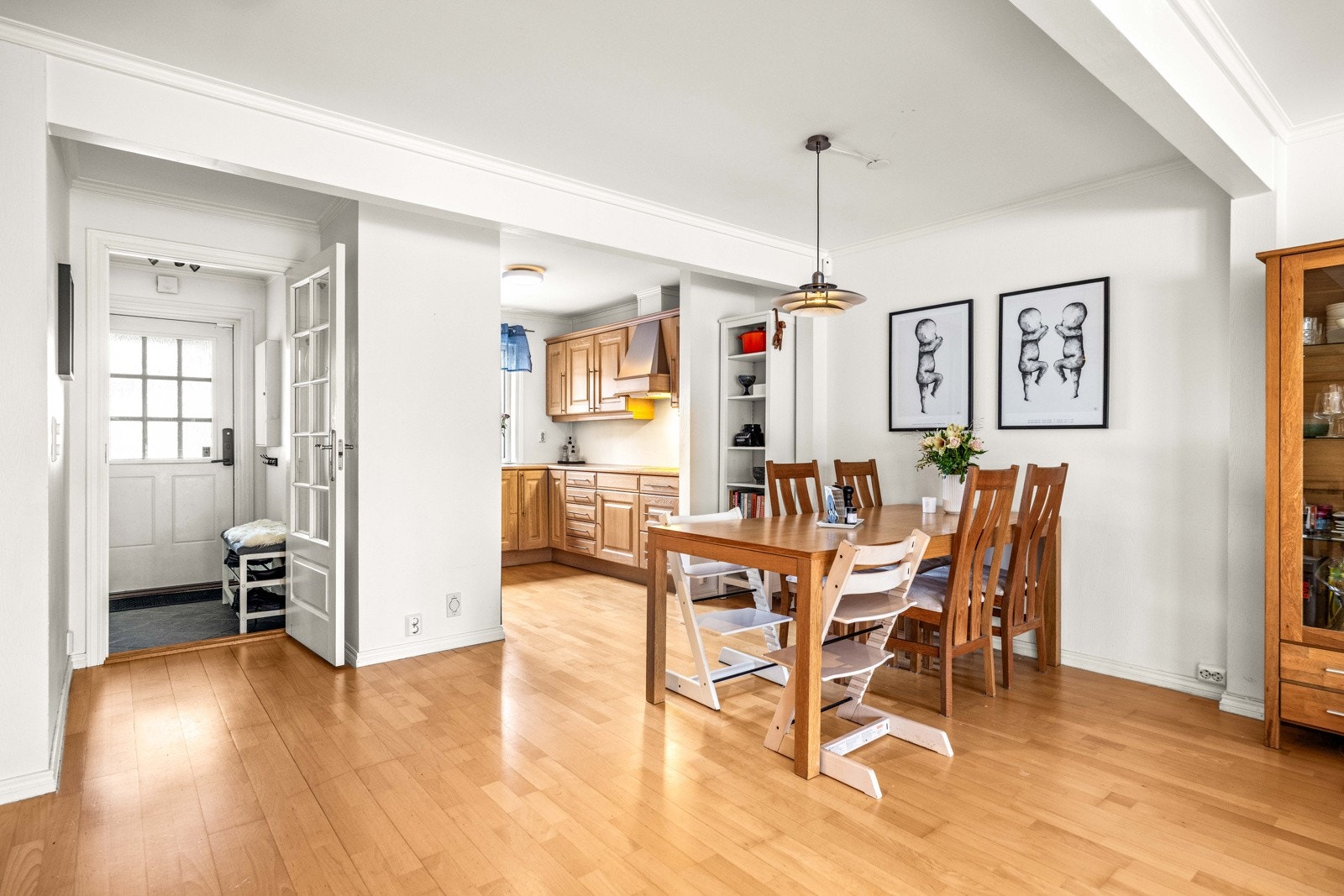 Mot kjøkkenet er det god plass for spisebordet. Galleribilde