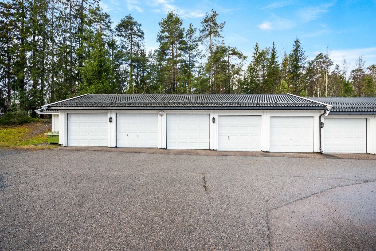 Garasjeplass i felles rekke. Galleribilde