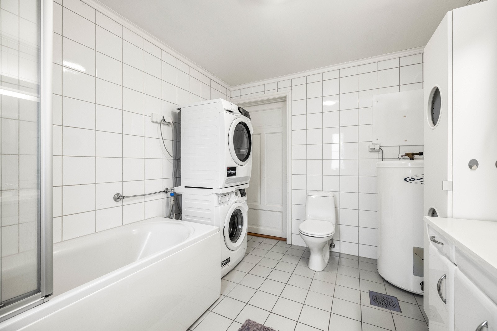 Opplegg for vaskemaskin på badet. Galleribilde