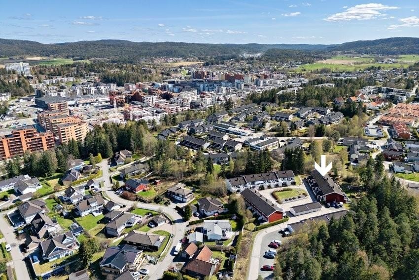 Perfekt beliggenhet for barnefamilier, bilfritt - innerst i blindvei og med tilgang til flott fellesområde. Barnehage i umiddelbar nærhet. Galleribilde