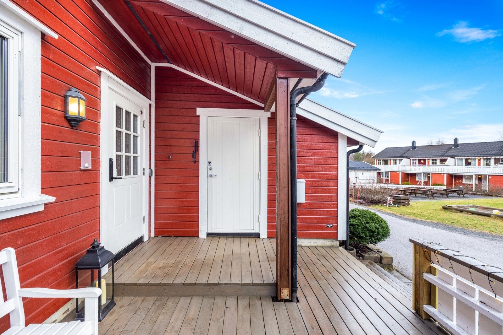 Tilliggende utebod ved inngangspartiet. Galleribilde