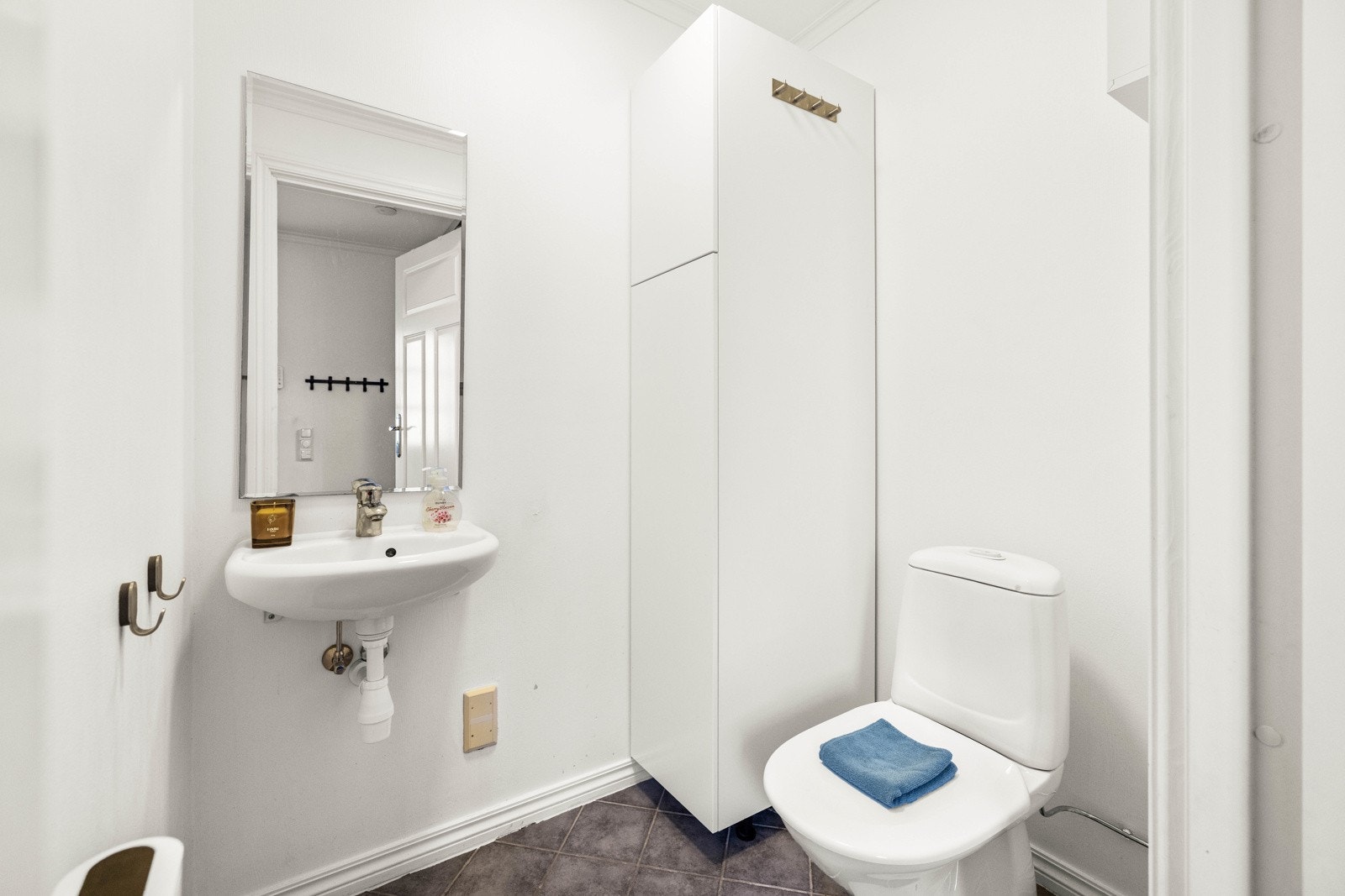 Toalett ved entreen. Galleribilde