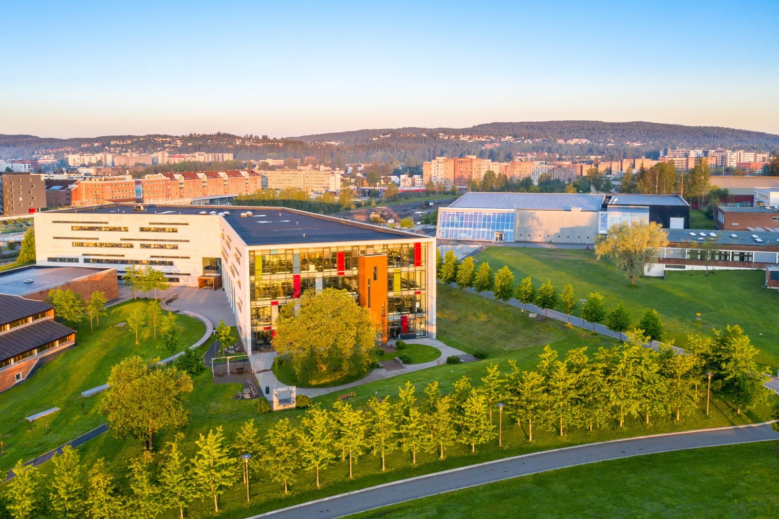 Mailand videregående skole ligger også i kort avstand. Galleribilde
