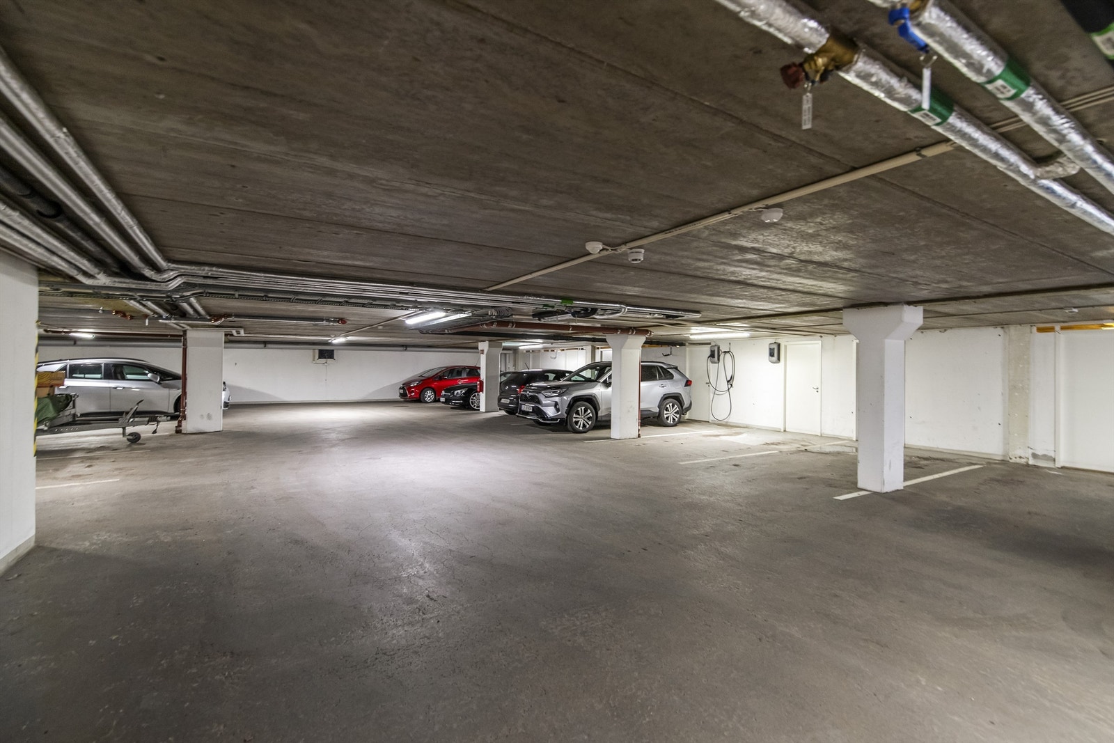 Garasjeplass med el bil lader medfølger leiligheten. Bod i bakkant av p-plassen Galleribilde